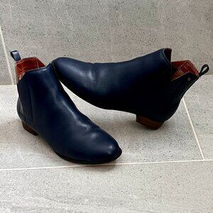 Matt & Nat Navy Blue Newman Vegan Leather Ankle Boot Size 6.5 (Chelsea Boot)